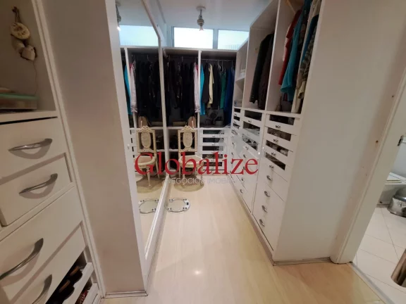 Imagem Apartamento à venda com 345m², 3 dormitórios, 2 suítes, closet, 2 vagas, dependência, quadra da praia por R$ 1.600.000,00 no Gonzaga em Santos