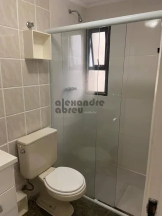 Imagem Apartamento em andar alto com piso em cerâmica branca, varanda na sala de estar e no dormitório, b...