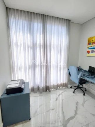 Imagem Com 253 m² bem distribuídos, esta casa no Condomínio Madre Maria Villac oferece conforto, moderni...