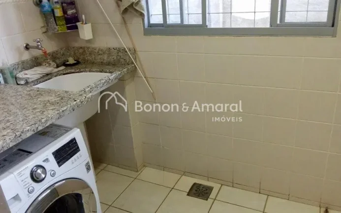 Imagem Linda e espaçosa casa com área construída de 321 m². A residência possui living para 3 ambiente...