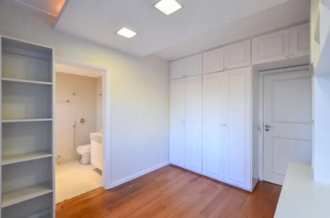 Imagem Apartamento 301M², 4Q, 4 Suítes, 4 Banheiros, 4 Vagas, Lavabo, Varanda, Academia, Piscina, Salão de Festas e Jogos, Playground, Banheira, Split.