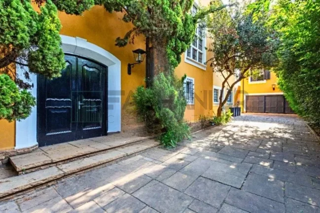 Imagem Casa de Luxo no Jardim Europa: 5 Quartos, 3 Suítes, 4 Salas, 10 Vagas de Garagem, 600m² - Venda ou Locação em SP