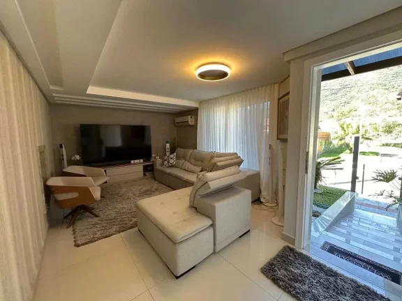Imagem Casa de alto padrão mobiliada com 3 suítes e 2 vagas de garagem na Ressacada em Itajaí