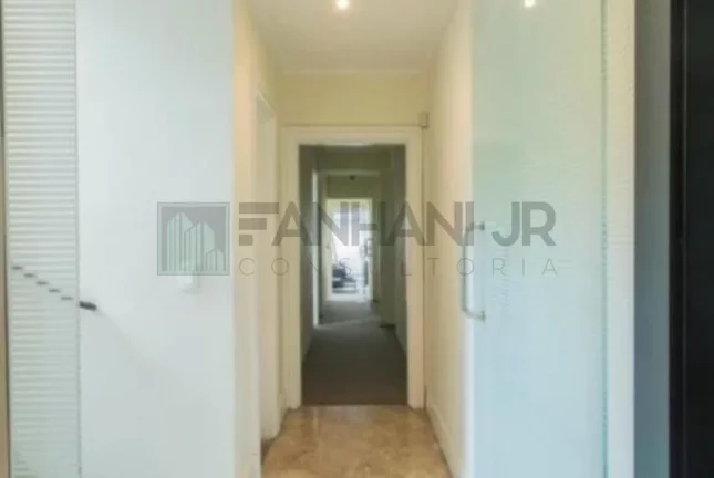 Imagem Venha conhecer este imóvel incrível, totalmente reformado e finamente decorado, com uma localização excepcional! Com 587m² de área construída este e