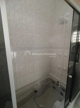 Imagem Casa com 3 Suítes confortáveis com armários embutidos e uma das suites tem banheira;
2 Salas de e...