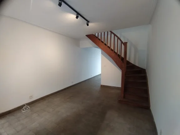 Imagem Casa Jardim Europa - 126M², 2 Dorms, 1 Vaga, Varanda, Armários.