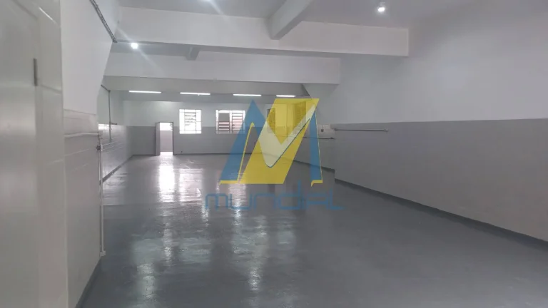 Imagem Imóvel amplo, versátil e pronto para uso, ideal para diversos tipos de com.