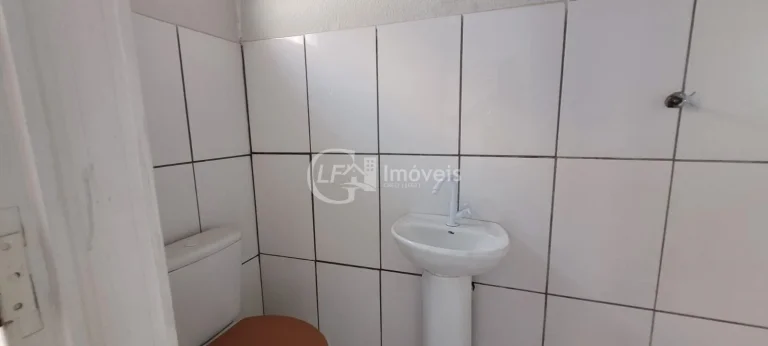 Imagem Casa Comercial para Locação no Bairro Amambaí em Campo Grande-MS: 6 Salas, 7 Banheiros, 20 Vagas de Garagem e 250m² de Área.