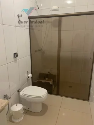 Imagem Casa à venda na Rua Chile, Jardim Irajá, Zona Sul de Ribeirão Preto-SP 3 quartos, 1 suíte, 3 salas, 3 banheiros, 4 vagas 240m² Permuta Quer Imóvel Negócios Imobiliários.