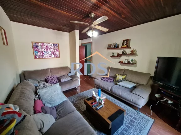 Imagem Oportunidade única, casa com 4 suítes, 5 vagas e piscina.