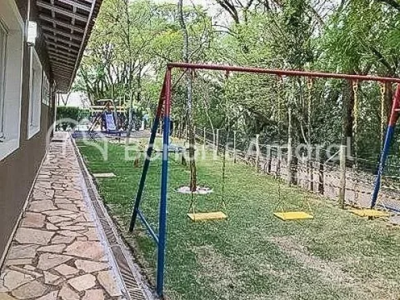 Imagem Casa em condomínio fechado, em ótima localização com fácil acesso às principais rodovias. O im...