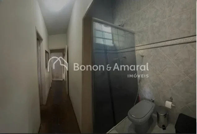 Imagem Térrea, com edícula.
São 3 dormitórios sendo 1 suíte, sala, cozinha, banheiro social, área de ...