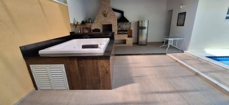 Imagem EXCELENTE IMOVEL, CASA COM 4 SUITES PISCINA E HIDROMASSAGEM, PERTO DA PRAIA