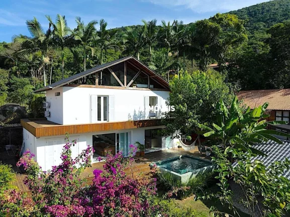 Imagem Casa espaçosa á venda com 03 dormitórios sendo 02 suítes localizada na Praia de Taquaras/SC