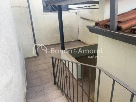 Imagem Imóvel versátil, com construção sólida, ideal para residência ou comércio. 
A casa possui uma...