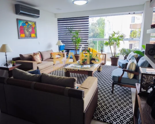 Imagem Completo em todos os detalhes, contemplada com um edifício de formas ousadas e modernas. Localizado...