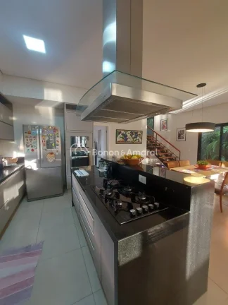 Imagem Encante-se com esta belíssima residência de 295,84m² de construção, projetada para oferecer con...