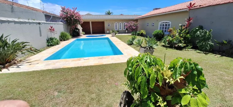 Imagem CASA LADO LINHA COM PISCINA EM DOIS LOTES