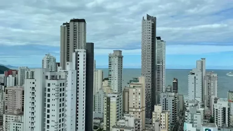 Imagem Apartamento mobiliado com 2 suítes, 2 demi-suítes e 3 vagas de garagem em Balneário Camboriú