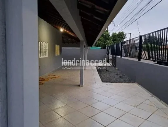 Imagem Casa de Esquina no Conjunto Alexandre Urbanas, Zona Leste de Londrina: 3 quartos, suíte, garagem para 2 carros e excelente localização próxima a comércios!