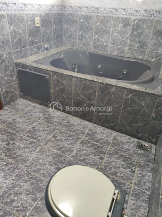 Imagem Encantador sobrado disponível em um dos bairros mais tradicionais e bem localizados de Campinas. Co...