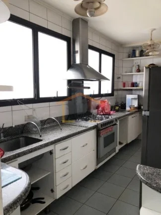 Imagem Apartamento com 5 dormitórios, sendo 3 suítes, 3 banheiros e 1 lavabo. Conta com armários na cozi...