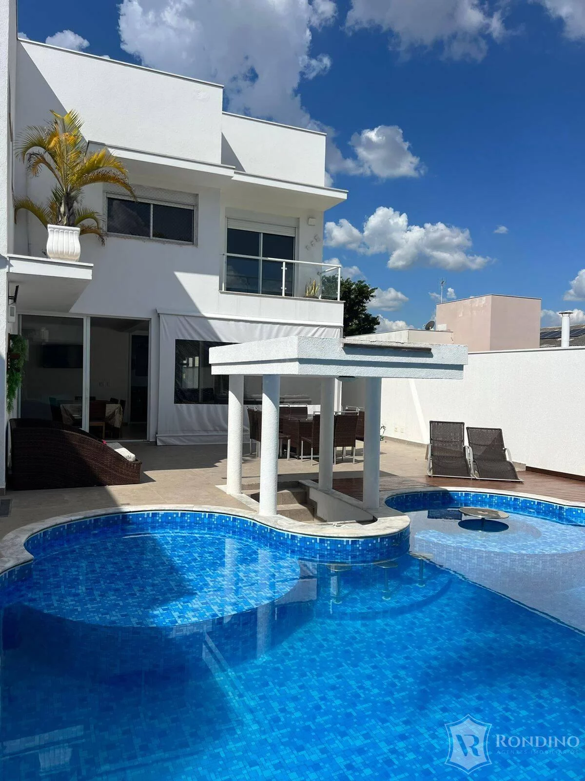 Imagem Casa com 4 suítes, brinquedoteca e área gourmet com piscina aquecida