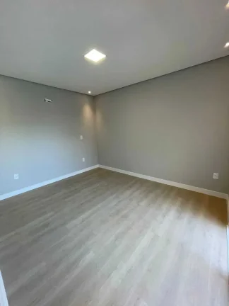 Imagem Casa alto padrão 3 dormitórios sendo 1 suíte e 2 vagas de garagem em Palhoça/SC
