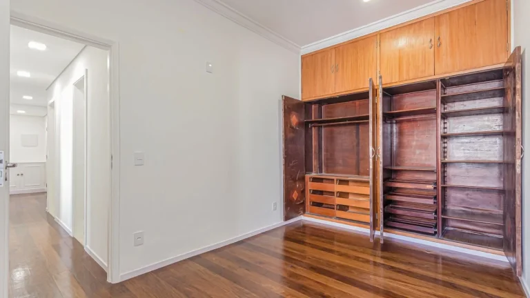 Imagem Apartamento 139M², 2Q, 1 Banheiro, 1 Vaga, Varanda, Armários.
