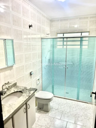 Imagem São 2 casas completas, uma térrea em cima e outra térrea, embaixo, com total privacidade
Tem uma ...