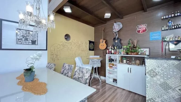 Imagem Sobrado com 2 dormitórios e 1 vaga de garagem com terraço e churrasqueira em Balneário Camboriú