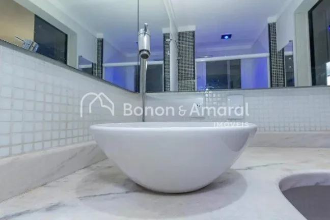 Imagem Amplo imóvel com 2 suítes e 2 banheiros à venda. Oferece conforto e comodidade em um condomínio ...