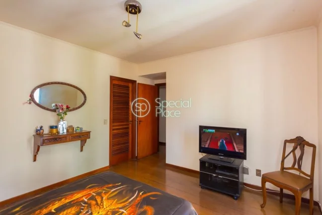 Imagem Ótimo apartamento com 159m2 de área privativa, 4 dormitórios ( 1 suíte ) e 2 vagas na garagem. L...