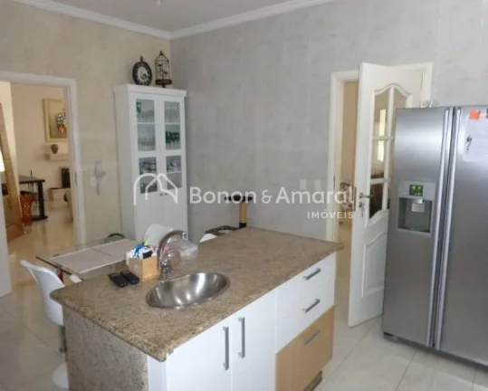 Imagem Lindo sobrado com 394 m² de área construída. A residência possui uma sala ampla para três ambie...
