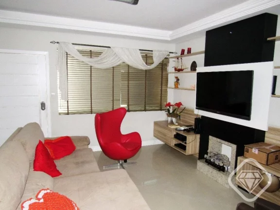 Residência com Piscina e Terraço no Jardins do Prado

Casa individual em loteamento monitorado com...