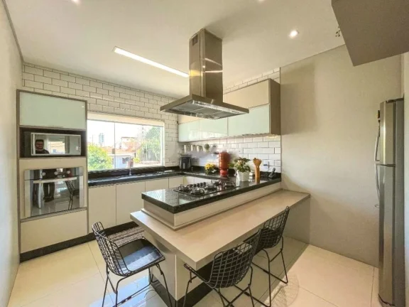 Imagem Charmosa residência no Jardim Paraíso, com 3 suítes, garagem para 5 carros, churrasqueira, cozinha planejada.