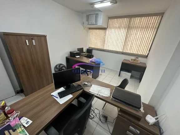 Imagem OBS ESTA SALA SERÁ ALUGADA COM AS SEGUINTE MOBÍLIAS: 1 AR CONDICIONADO, 1 MESA REDONDA COM 4 CADEIRAS, 2 MESAS EM L COM 1 CADEIRA CADA, 1 MESA DE CAFÉ, 1 ARMÁRIO PARA DOCUMENTOS E 1 ARMÉRIO DE COZINHA.