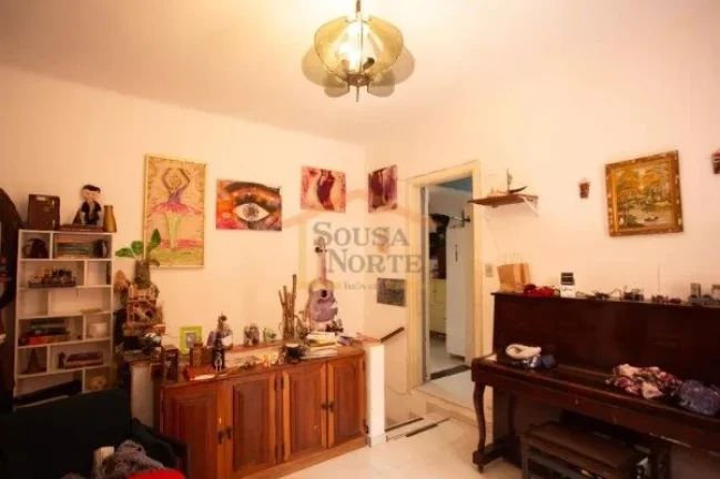 Imagem Casa localizada no bairro de Santana, com 387m² de terreno e 350m² de área construída. O imóvel...
