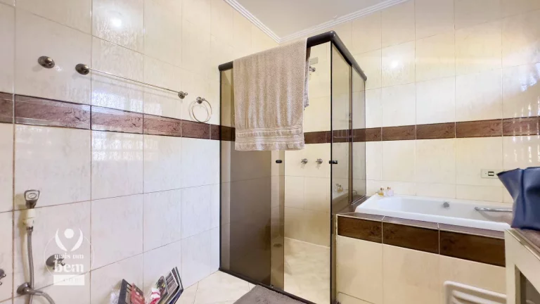 Imagem Sobrado com 4 Quartos, 1 Suíte, área Gourmet, ACEITA IMÓVEL DE MENOR VALOR, à venda, 265 m² por R$ 1.100.000 - Guabirotuba - Curitiba/PR