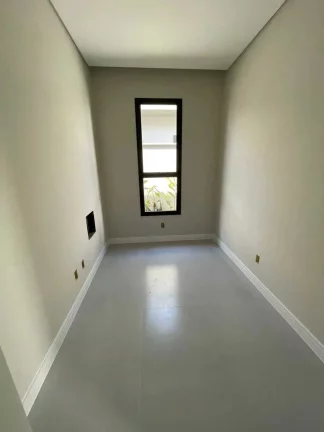 Imagem Casa alto padrão com 3 dormitórios sendo 1 suíte master e 2 vagas de garagem em Palhoça/SC