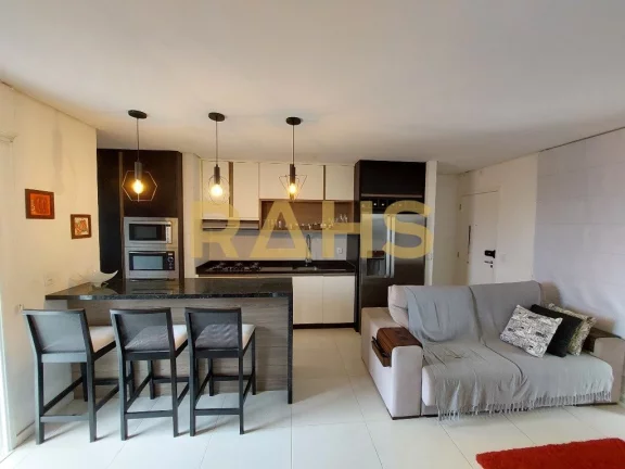 Cobertura Plana mobiliada, com 125 m² privativos, sendo 2 suítes, sala de estar jantar, cozinha, l...