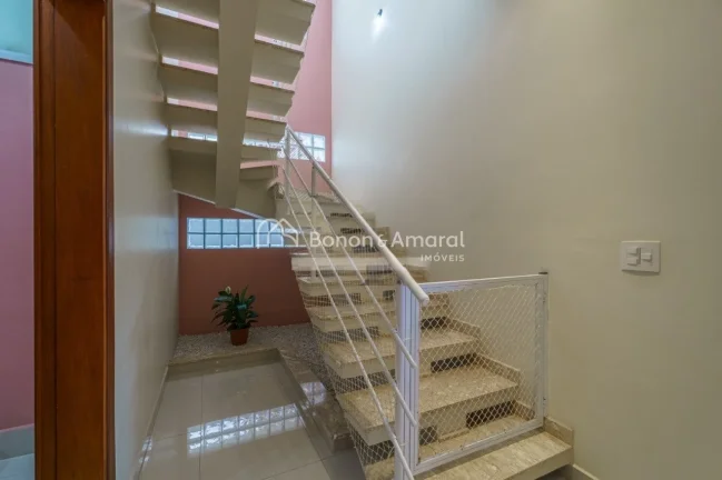 Imagem Encantador sobrado em um dos condomÃ­nios mais desejados da regiÃ£o.
Com 3 dormitÃ³rios, sendo 1 suÃ...