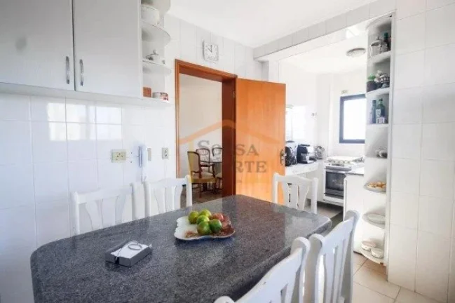Imagem Apartamento amplo, com 3 dormitórios, sendo 1 suíte, 2 banheiros. Conta com varanda, box, armário...