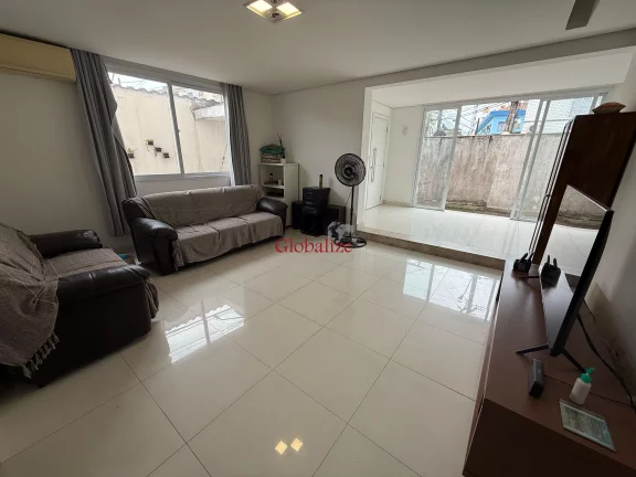 Imagem Oportunidade Sobrado à Venda com 3 dormitórios e 2 vagas no bairro da Encruzilhada em Santos por R$ 850 mil