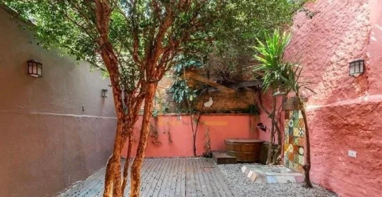 Imagem A casa é muito charmosa, muito iluminada com luz do sol natural e arborizada. Sala principal conta ...