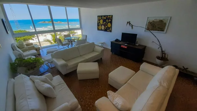 Imagem Pitangueiras - Frente ao mar - 05 dormitórios - 200 m² úteis - 01 vaga de garagem.