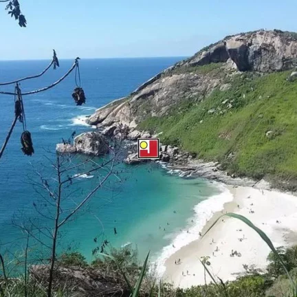 Imagem Alugo Loft e cobertura em Barra de Guaratiba, na rua da Praia. R$1700,00 loft e R$3000,00 cobertura. Atravessou a rua e está no mar. Nunca habitado.
