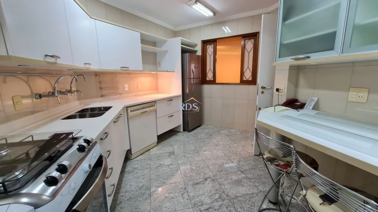Imagem Vende lindo apartamento de 120m², com 3 dormitórios, sendo 1 suíte e 2 vagas. Totalmente reformado.