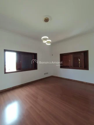 Imagem Casa clássica à venda no condomínio Moinho de Vento, em Valinhos/SP.

Linda e espaçosa casa com ...