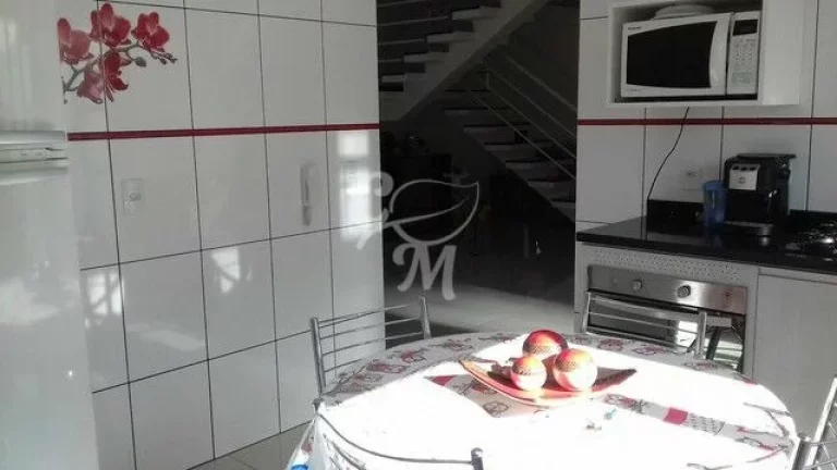 Imagem Casa com ótimo acabamento e decoração.